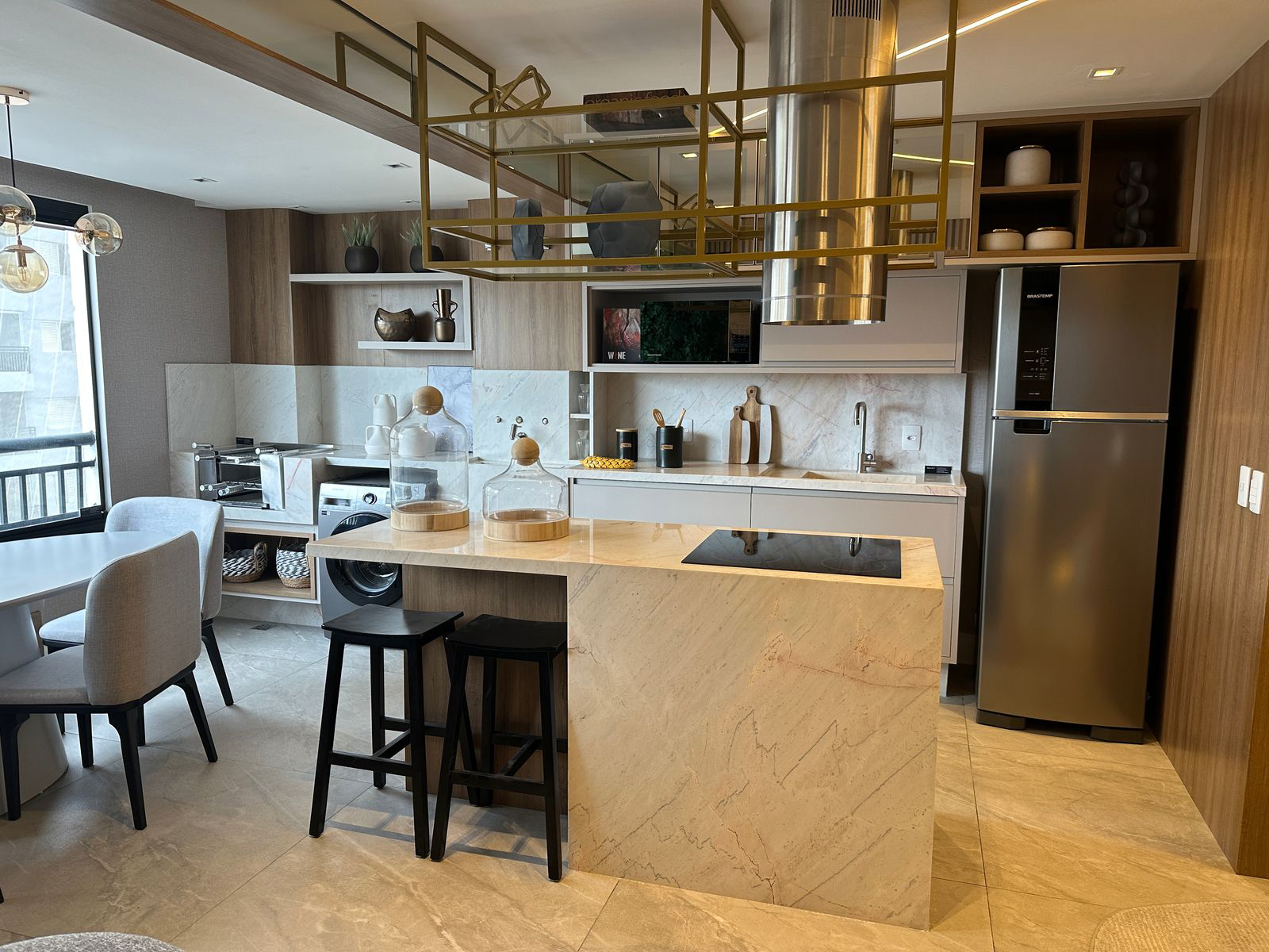 Encante-se com os móveis planejados deste apartamento